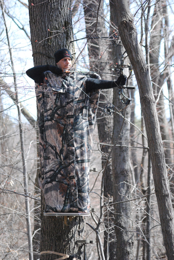 hunter-wearing-warmbag-in-treestand